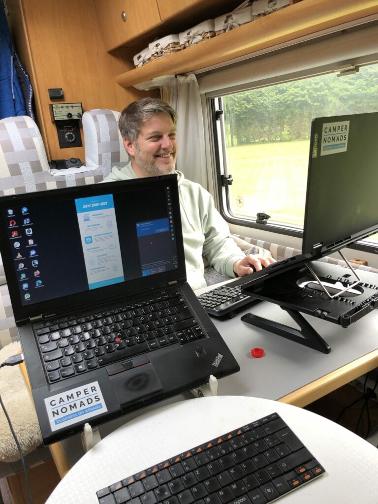 Mobiles Büro - Arbeiten im VW Bus mit Vorzelt - Lifetravellerz Blog